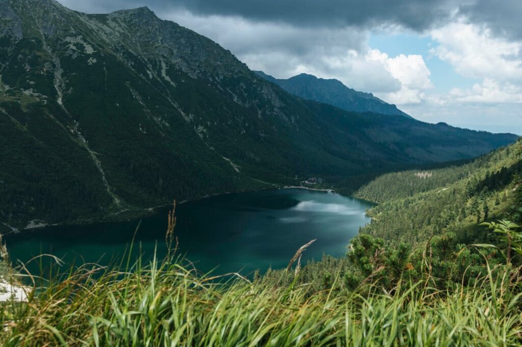 paisaje de montañas con un río en el medio